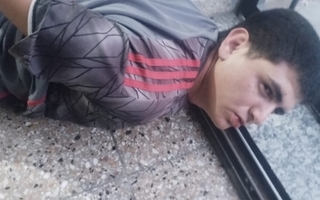 En un intento de robo, un ladrón forcejeó con un policía y cayeron de la planta alta