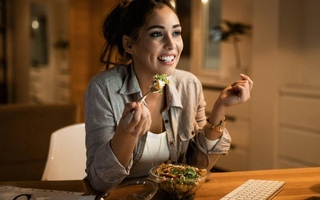 Dormir con el estómago vacío: el hábito que mejora el sueño