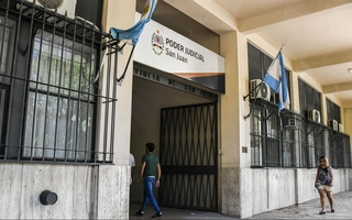 Una esteticista se hizo pasar por abogada y jueza y estafó a un hombre