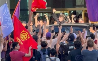 Milei encabeza en Córdoba el tour de la gratitud con una caravana