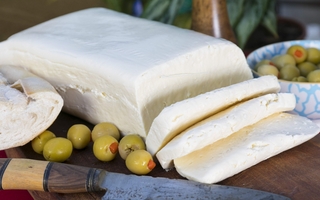 Le detectaron una peligrosa bacteria a un reconocido queso cremoso