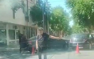 Fuerte choque entre dos autos en plena centro de San Juan