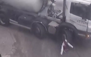 Un camión le pasó por encima a un joven: el estremecedor video