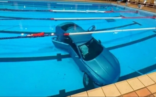 Insólito accidente: un auto cayó dentro de una piscina municipal en Francia