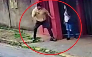 Brutal femicidio: asesinó a su exnovia de 20 puñaladas frente a su casa