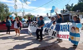 Kilométros de orgullo: docentes anunciaron el Cuerpo de Bandera casa por casa 