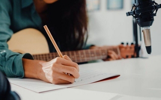 Estudio analiza cómo cambiaron las letras de 20.000 canciones en 50 años