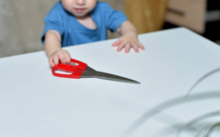 Menor de 4 años le clavó una tijera en la cabeza a su hermano