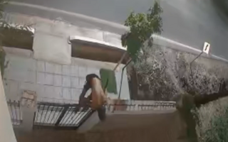 Trepó las rejas, entró por el techo del baño y robó una consola