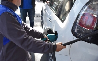 YPF anunció que baja la nafta esta semana: de cuánto será