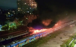 Un incendio de vagones abandonados generó alarma