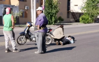 Accidente en Rivadavia deja a un motociclista en el pavimento