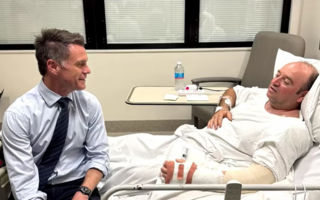 El hombre que desarmó a un terrorista en Australia podría perder un brazo 