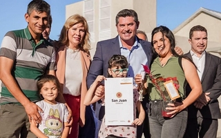 Orrego entregó viviendas en Jáchal y anunció nuevas obras viales