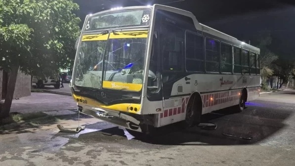 Una mujer terminó hospitalizada tras chocar en su auto contra un colectivo
