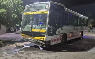 Una mujer terminó hospitalizada tras chocar en su auto contra un colectivo