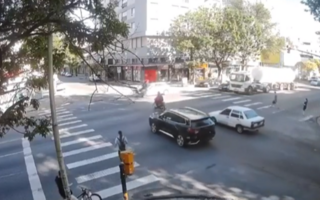 Usaba el celular al volante y provocó un violento accidente