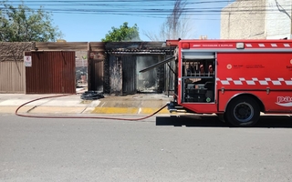 Incendio en un galpón de ferretería: pérdidas totales y denuncias cruzadas