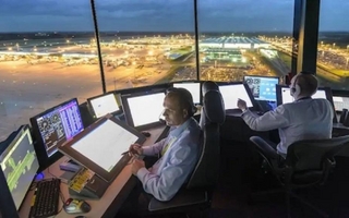 El Gobierno repudió el paro de controladores aéreos y denunció intencionalidad política en las medidas