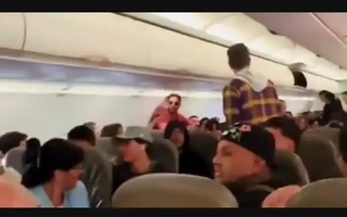 Tres turistas ebrios causan disturbios y son expulsados de un vuelo en Aeroparque