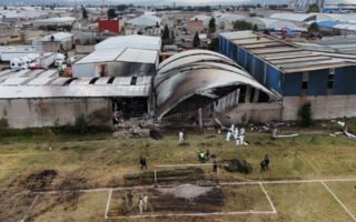 Avioneta cayó en un campo de fútbol y dejó diez muertos