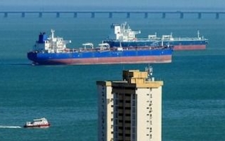 Tráfico de buques petroleros sin identificación: cómo funcionan