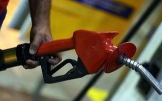 ¿Cuánto cuesta llenar el tanque de nafta al mes en Argentina?