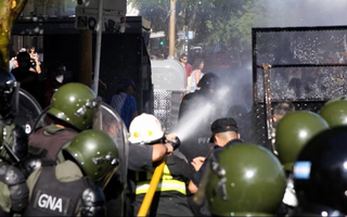 Incidentes afuera del Congreso durante el debate del Presupuesto 2026
