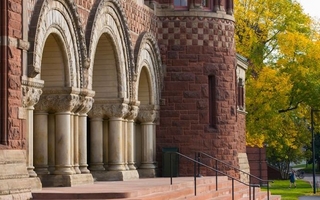 Condenan a jefe de morgue de Harvard por vender restos humanos