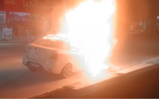 Un remis fue consumido por un incendio en plena avenida