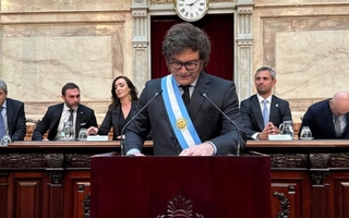 El Gobierno advierte que el Presupuesto aprobado "ya no sirve" porque "vulnera el déficit cero"