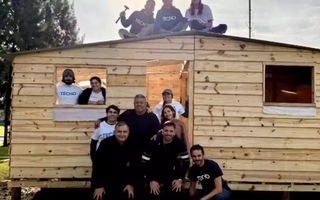 Sin cloacas y de madera: las casas que Tapia le entregó a los inundados de Bahía Blanca