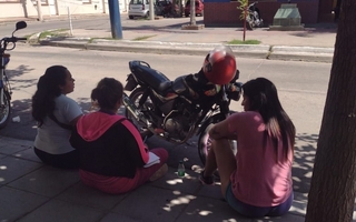 Tras quedarse con el dinero de una cena de jardín, los padres le retuvieron la moto