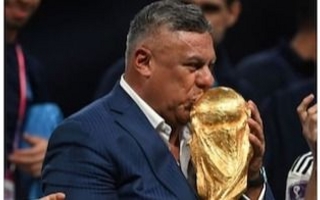 Tapia celebró euforico el título en Qatar con hinchas y jugadores