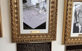 Trump colocó placas con insultos bajo fotos de expresidentes