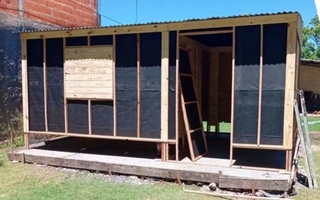 Casas donadas por la AFA a inundados de Bahía Blanca están a la venta por Internet