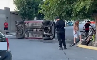 Un auto terminó dado vuelta en Rawson y generó alarma