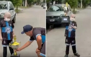Niño con leucemia dejó el fútbol y sus compañeros le llevaron la copa del campeonato a su casa