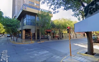 Un hombre cayó desde un cuarto piso de un hotel y hay dudas del caso