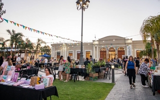 Capital celebró la Navidad con una feria de emprendedores colmada de público