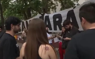 Vigilia de militantes de Cristina Kirchner en el Sanatorio Otamendi