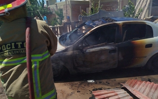 Impactante incendio de un auto en un taller mecánico en Pocito