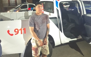 Un joven discutió con su pareja y destrozó un auto y una casa