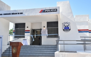 Un ladrón amenazó con un cuchillo a una agente de policía y le robó la moto