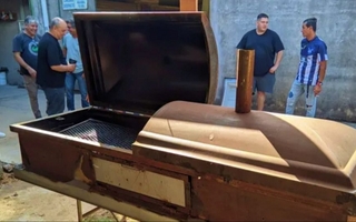 Un brindis poco convencional: hicieron el asado sobre un ataúd