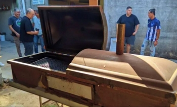 Un brindis poco convencional: hicieron el asado sobre un ataúd