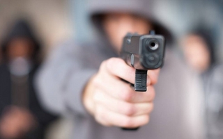 Robaron en un kiosco de Rawson a punta de pistola en pleno día