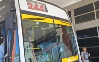 Chofer trasladó al Hospital Rawson a un niño convulsionado en un colectivo