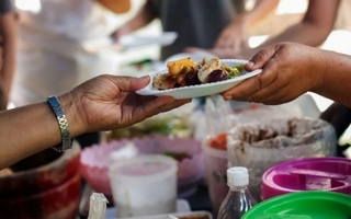 Cena de Nochebuena para personas en situación de calle en el centro Papa Francisco