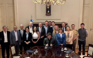 En vísperas de Navidad, Milei autorizó vacaciones y aumentos salariales para su gabinete